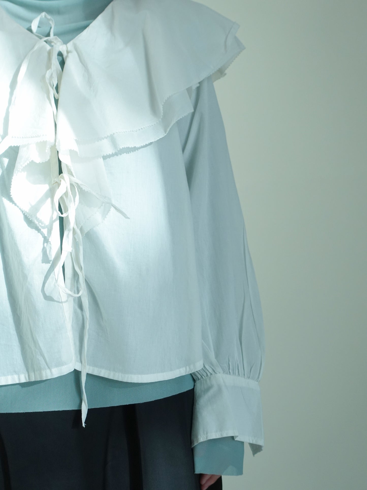 荷葉邊衣領綁帶罩衫 白