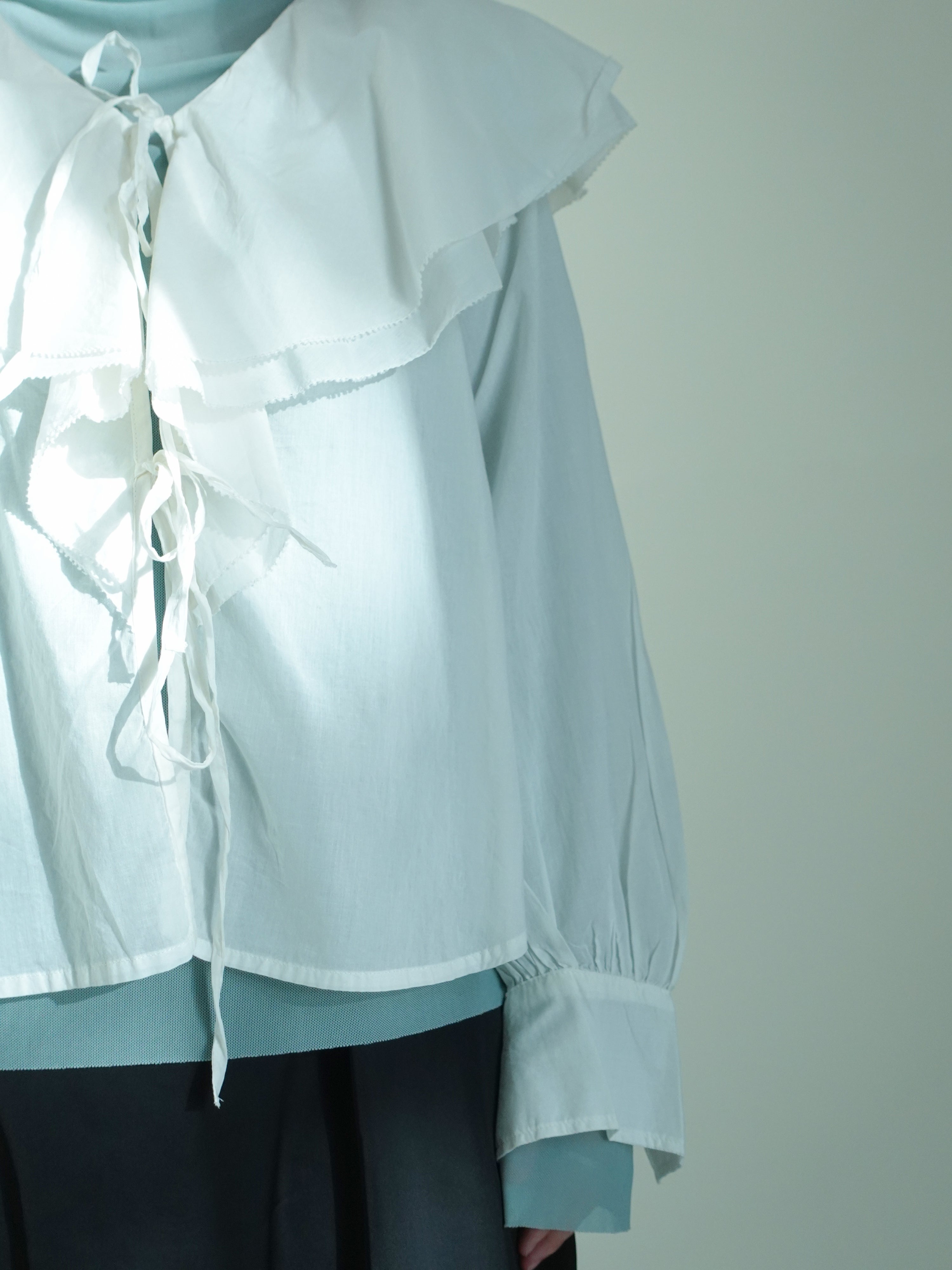 荷葉邊衣領綁帶罩衫 白