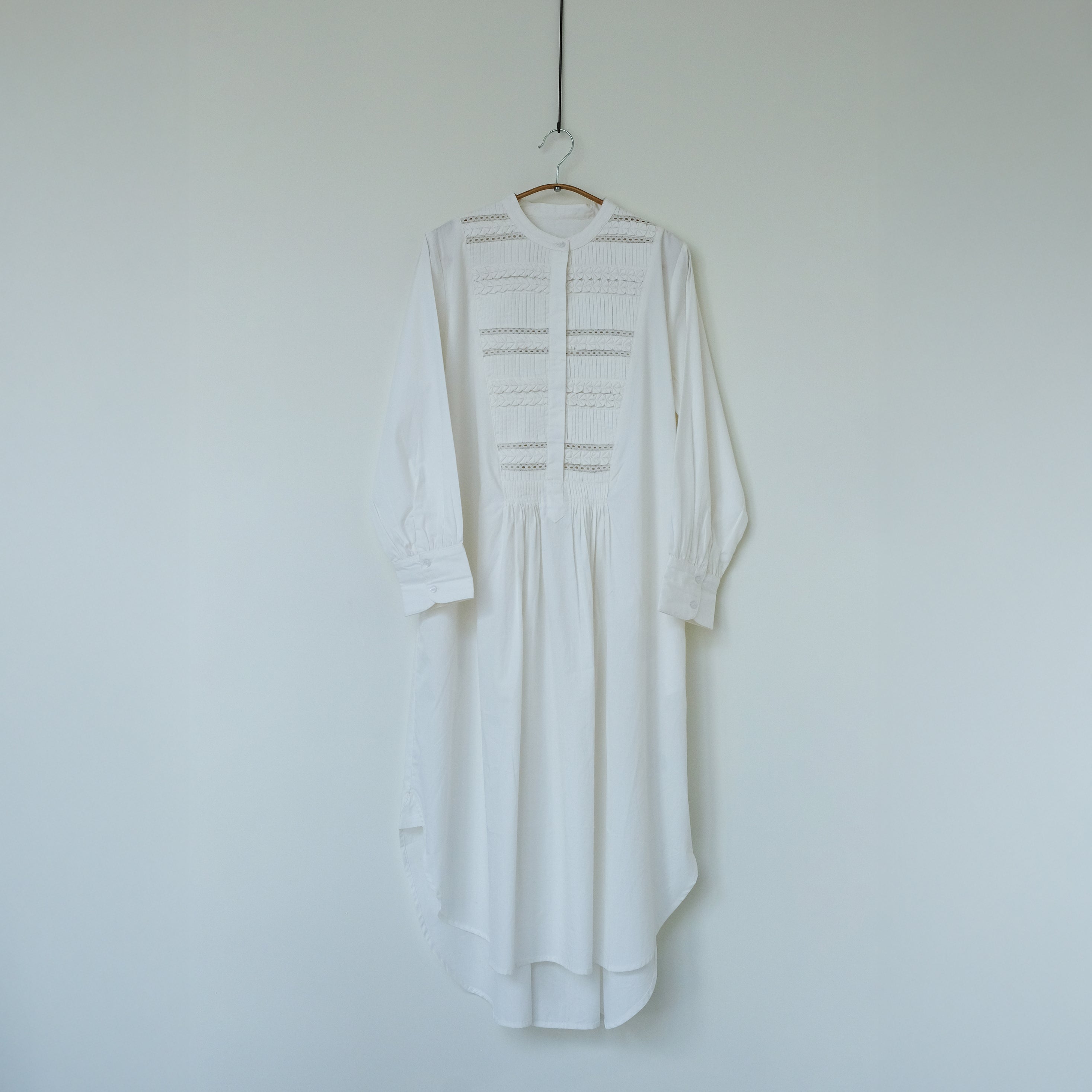 蕾絲編織挺版洋裝 off white