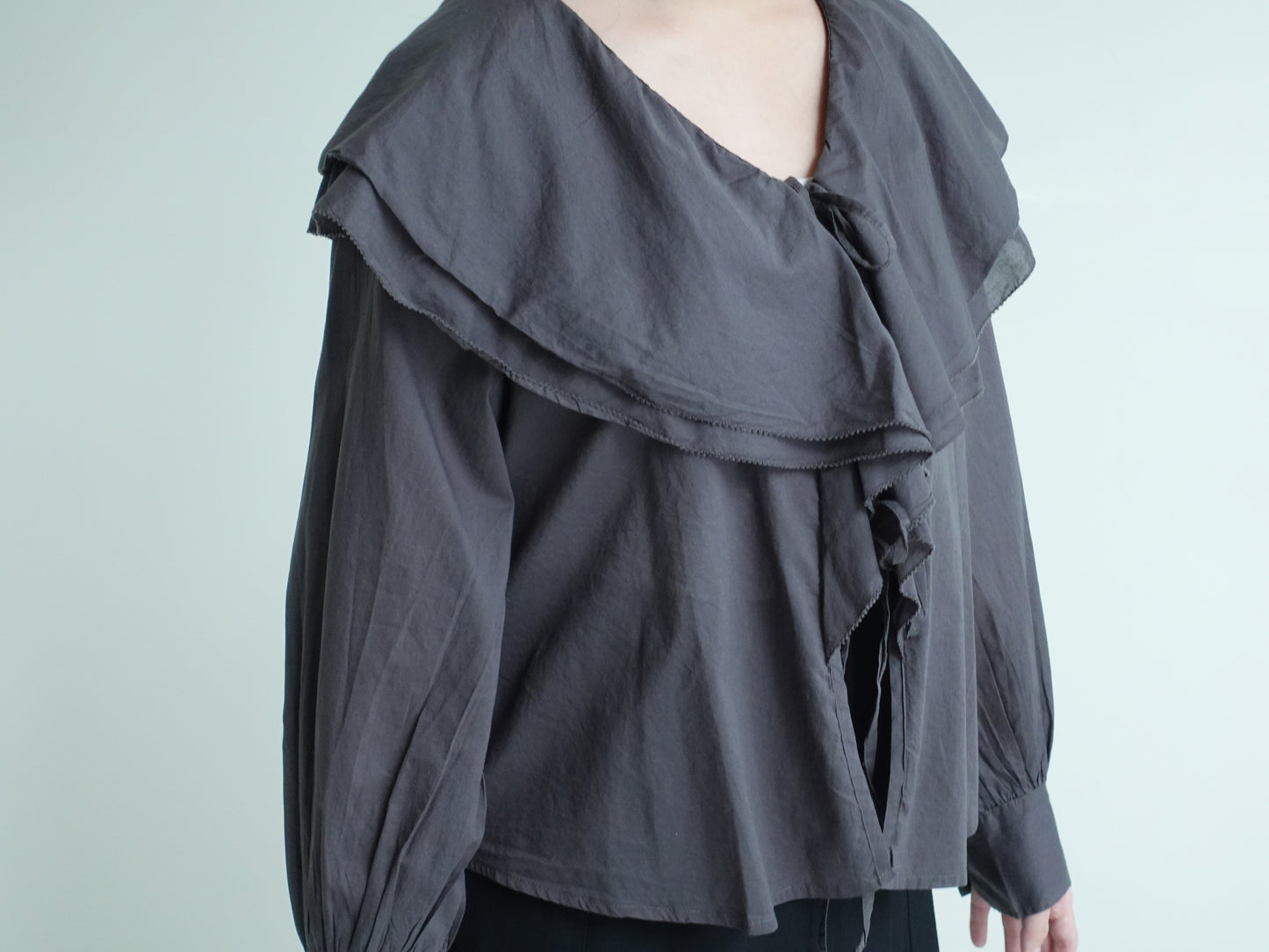 荷葉邊衣領綁帶罩衫 灰