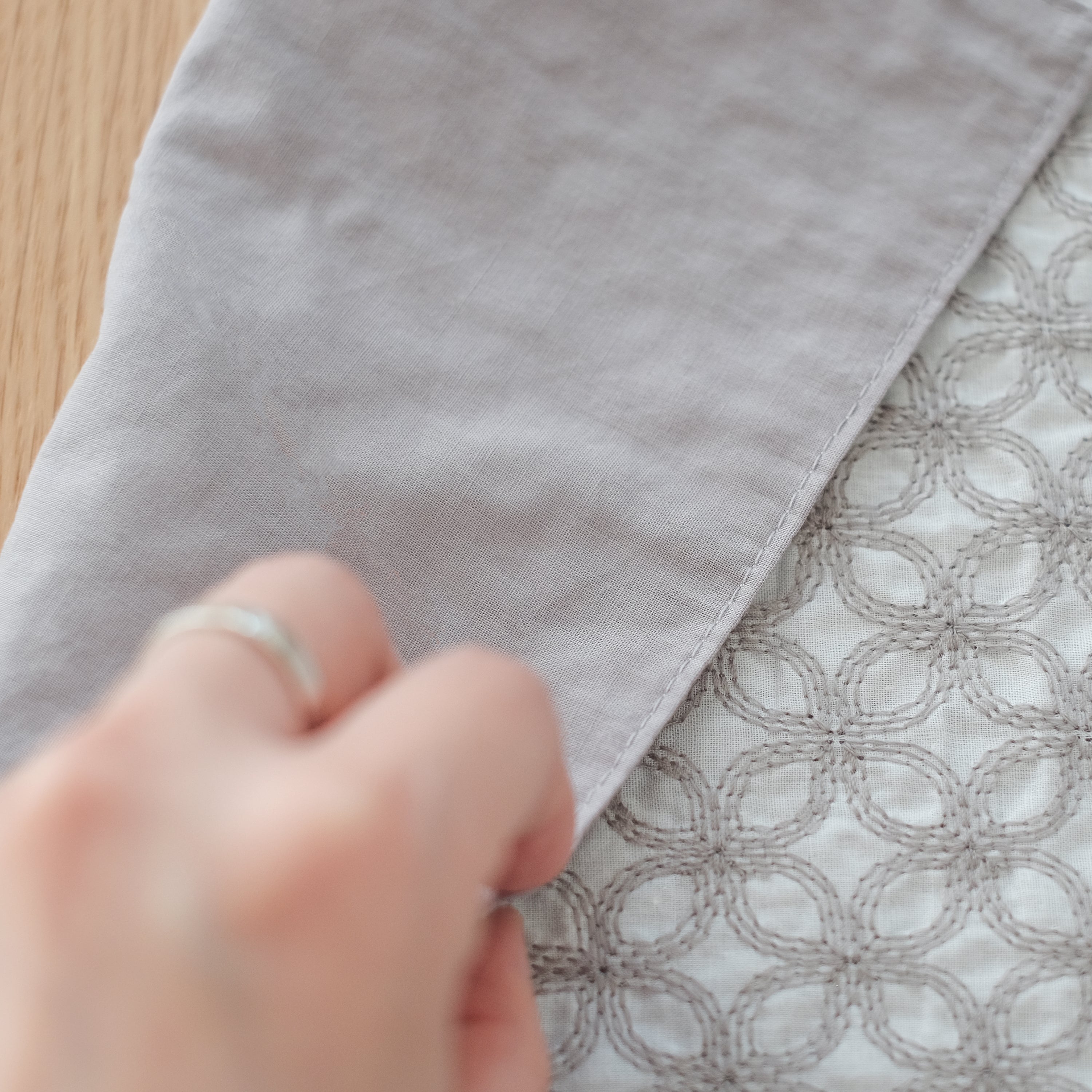 花朵刺繡餐墊 灰