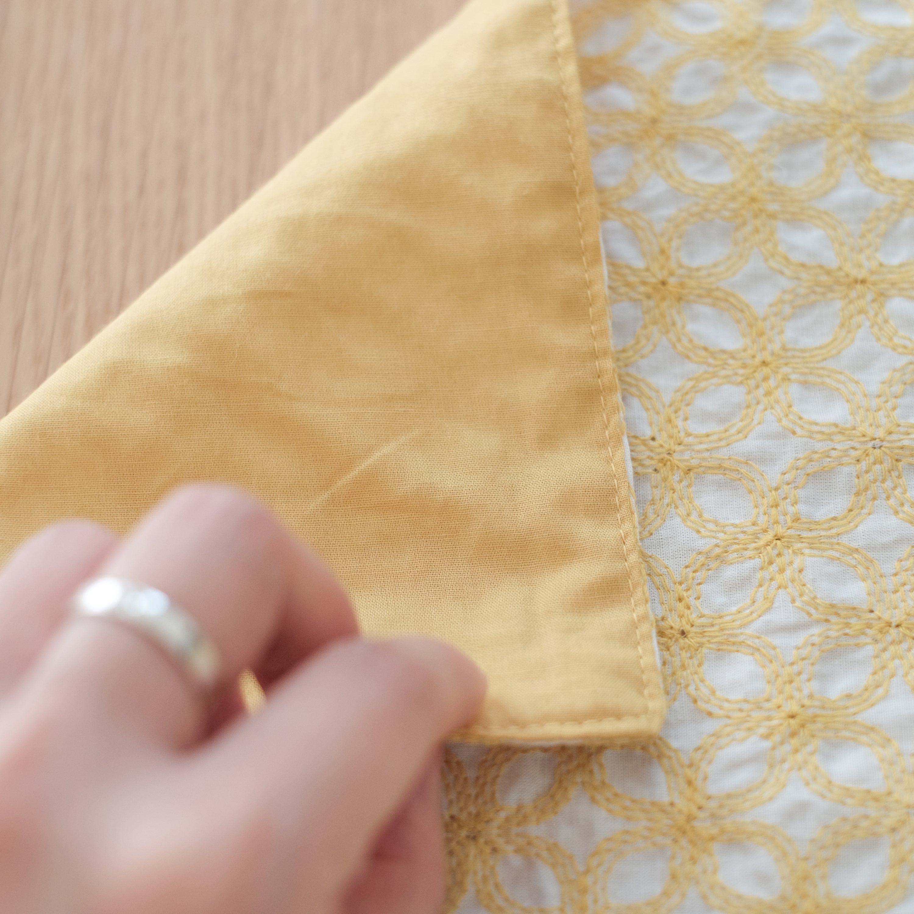 花朵刺繡餐墊 黃