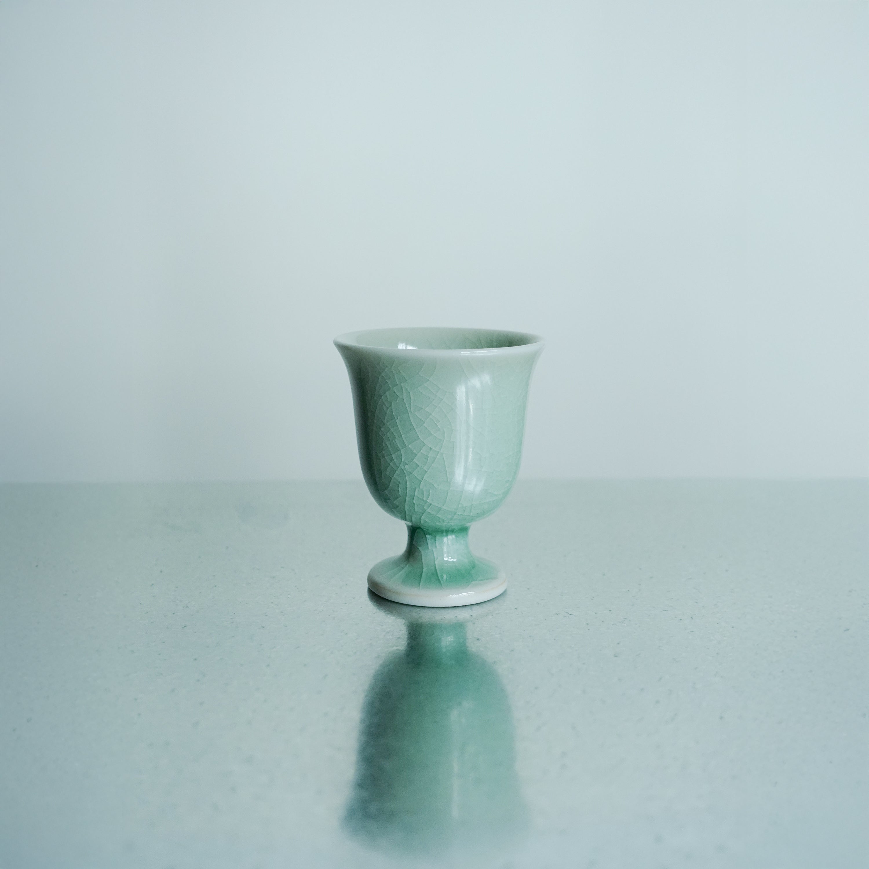 cup with small foot 青釉 鈴蘭