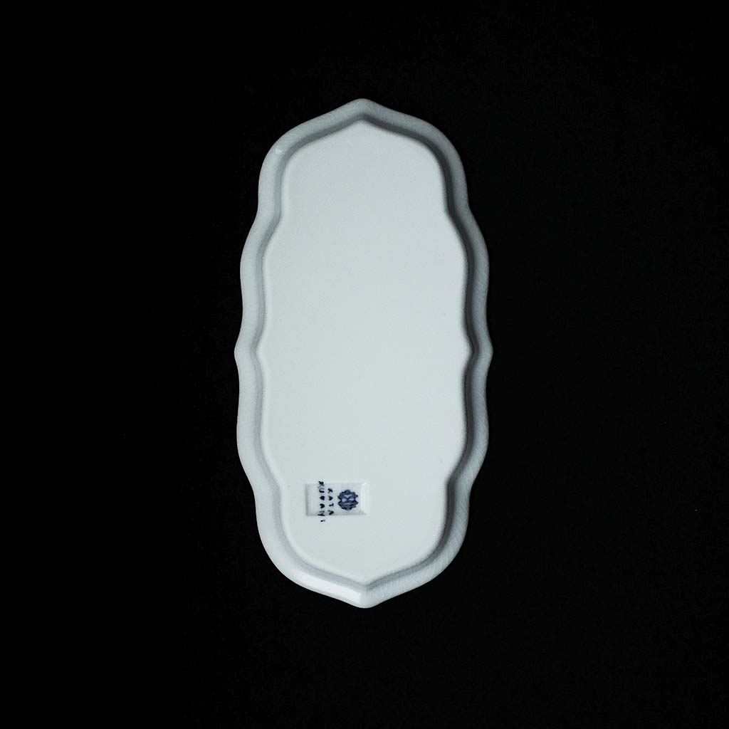 煙型皿 白磁貫入