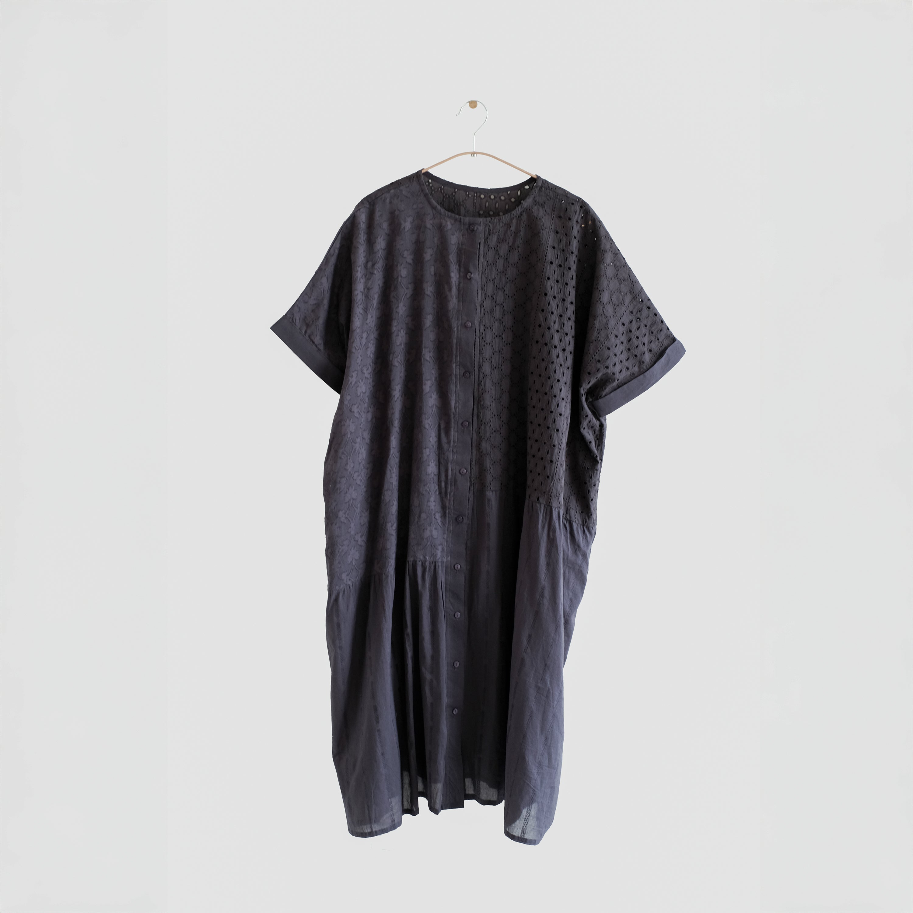 刺繡拼接罩衫洋裝 深灰紫