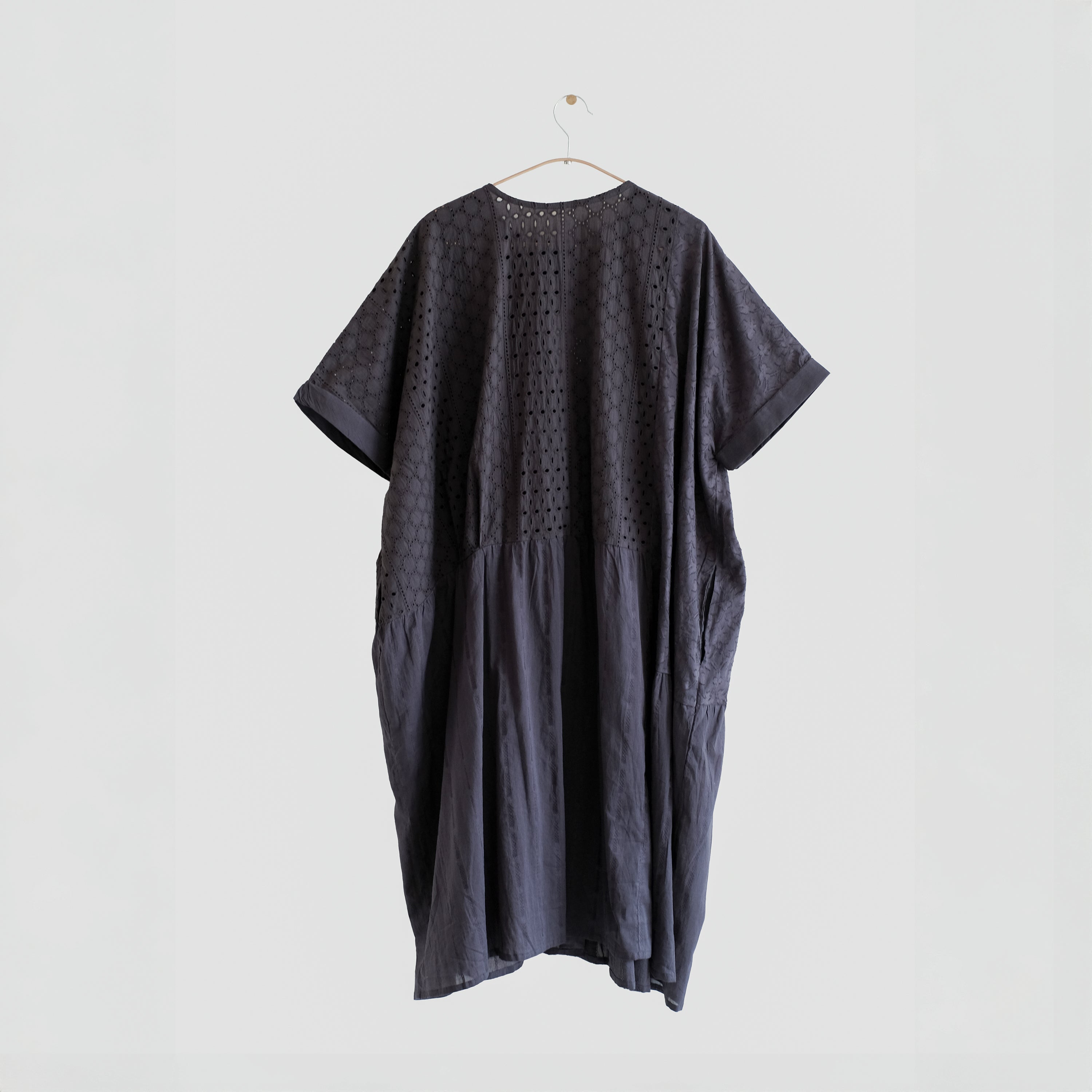 刺繡拼接罩衫洋裝 深灰紫