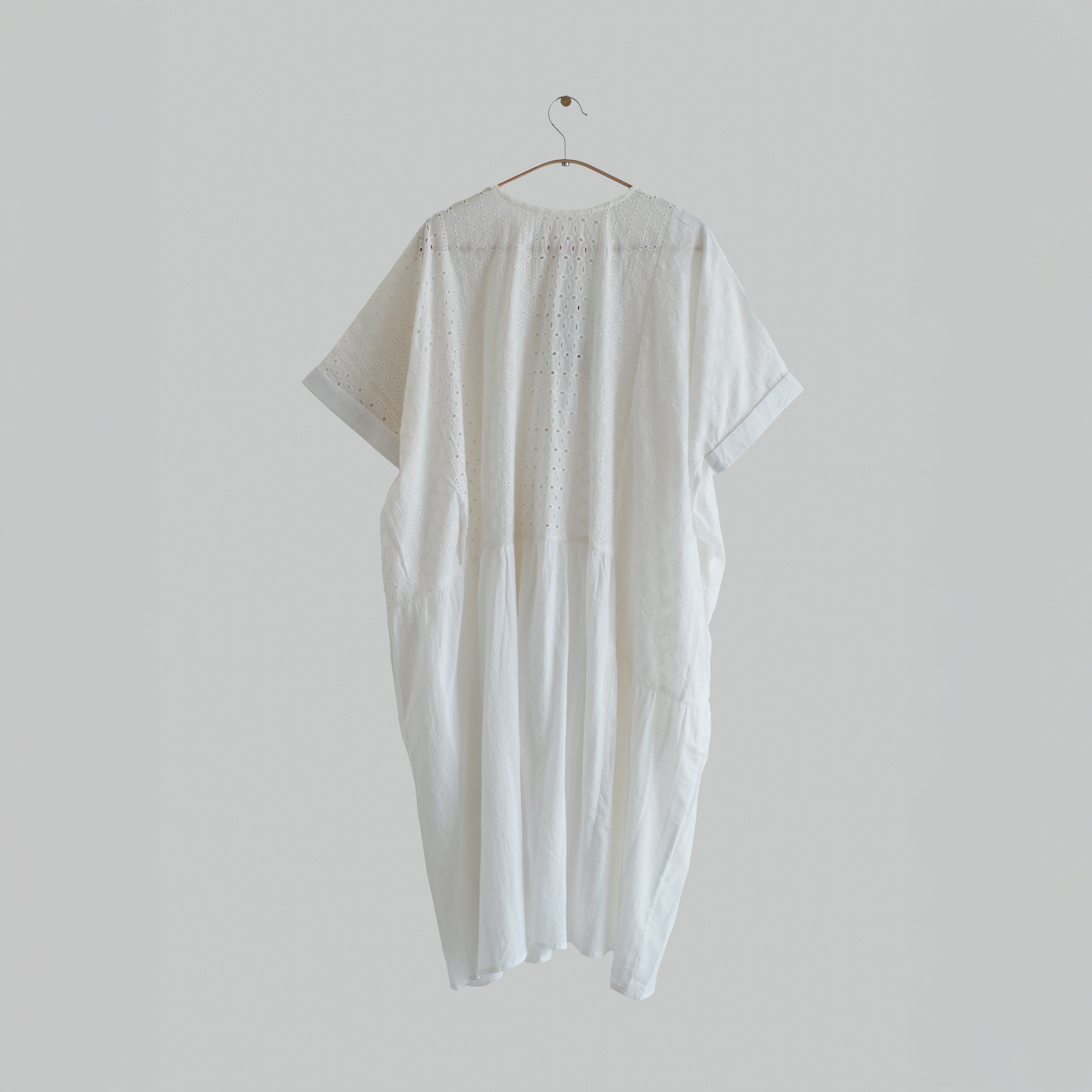 刺繡拼接罩衫洋裝 白