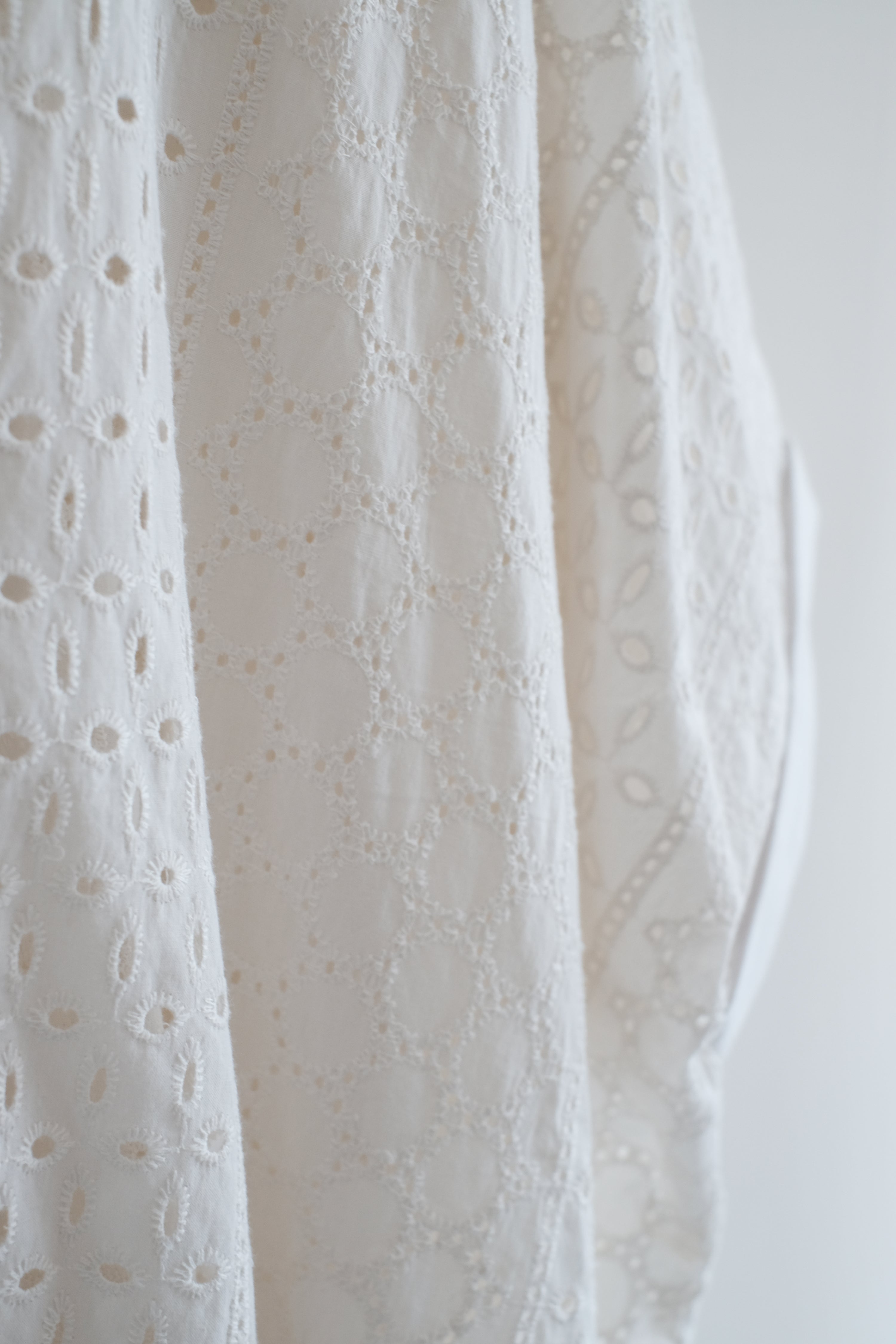 刺繡拼接罩衫洋裝 白